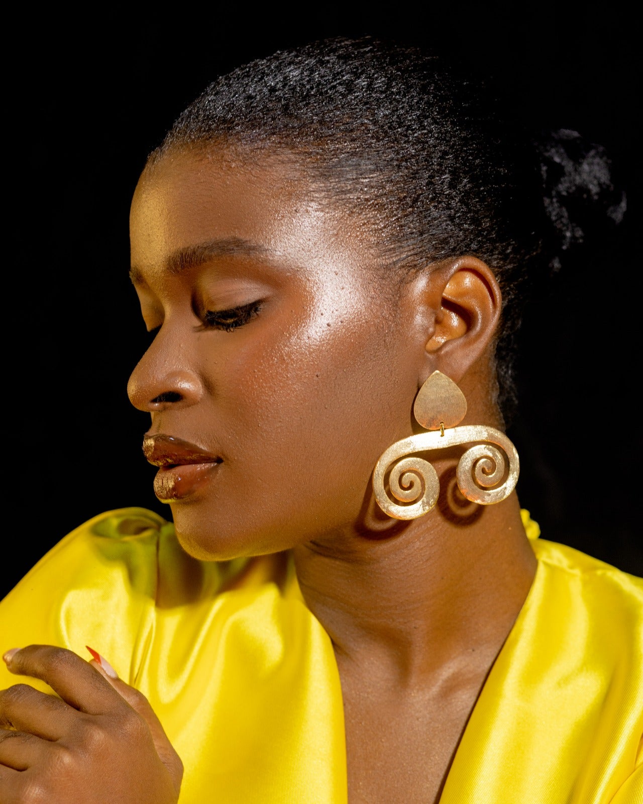 The GOLD CURVE Earrings